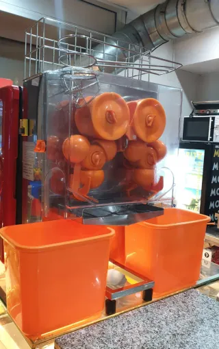 Exprimidor de naranjas automático profesional