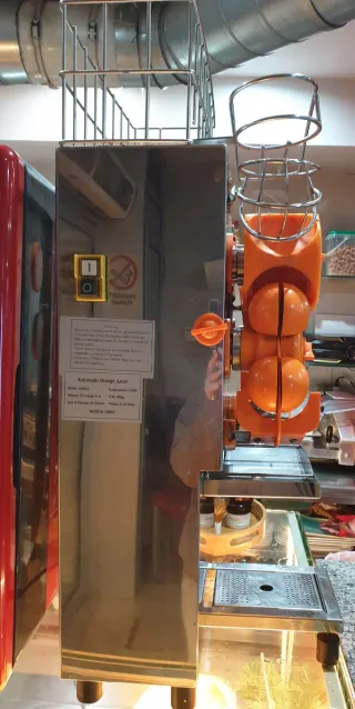 Exprimidor de naranjas automático profesional