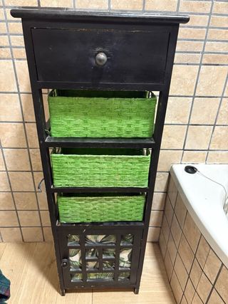 Armario estrecho con cajón y cestas