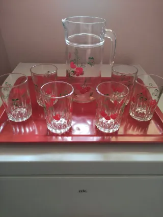 Set di caraffa e bicchieri con ciliegie