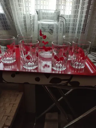 Set di caraffa e bicchieri con ciliegie