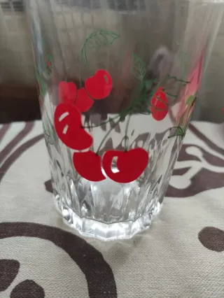 Set di caraffa e bicchieri con ciliegie