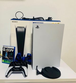 PlayStation 5 con FC 24 y mandos