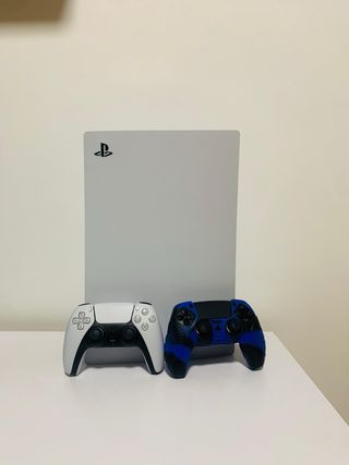 PlayStation 5 con FC 24 y mandos