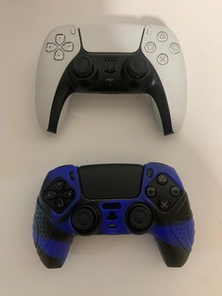 PlayStation 5 con FC 24 y mandos