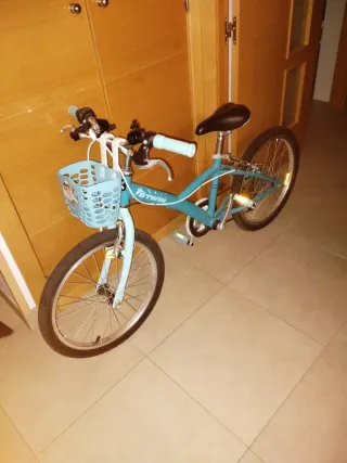 Bicicleta infantil Btwin azul con cesta 18 pulgada