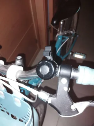 Bicicleta infantil Btwin azul con cesta 18 pulgada