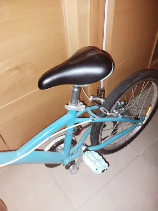 Bicicleta infantil Btwin azul con cesta 18 pulgada