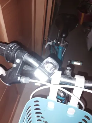 Bicicleta infantil Btwin azul con cesta 18 pulgada