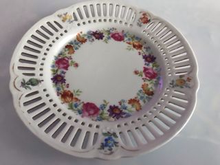 Plato de porcelana con flores