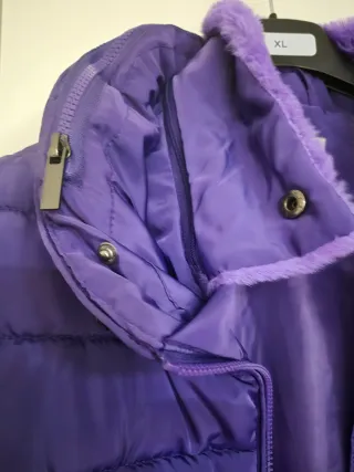 Abrigo morado acolchado