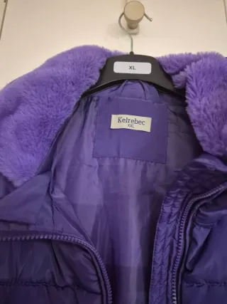 Abrigo morado acolchado