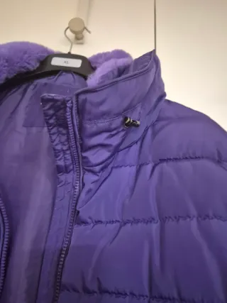Abrigo morado acolchado