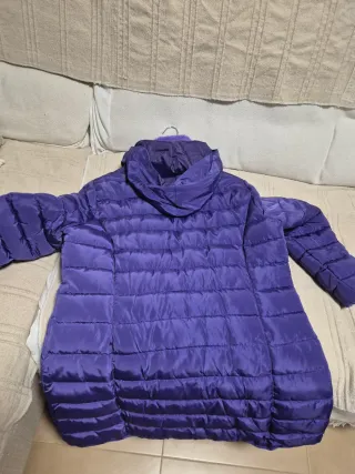 Abrigo morado acolchado