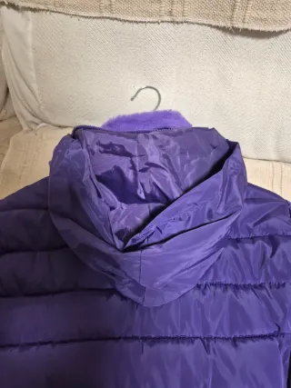 Abrigo morado acolchado