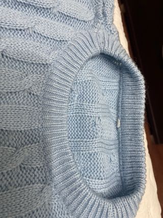Camisola azul trançada