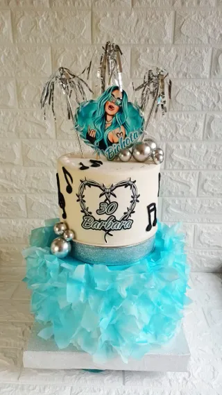 Tarta temática Bichota personalizada Karol G