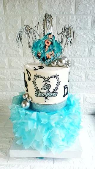 Tarta temática Bichota personalizada Karol G