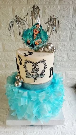 Tarta temática Bichota personalizada Karol G