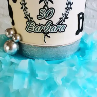 Tarta temática Bichota personalizada Karol G