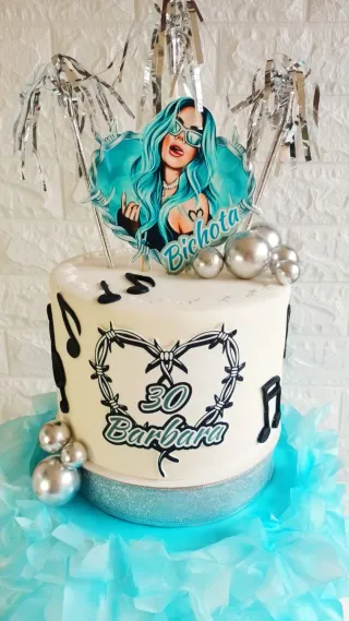 Tarta temática Bichota personalizada Karol G