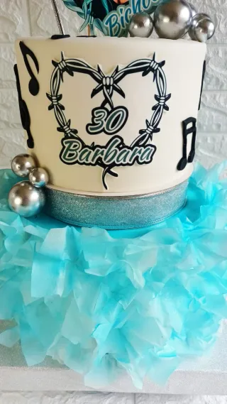 Tarta temática Bichota personalizada Karol G