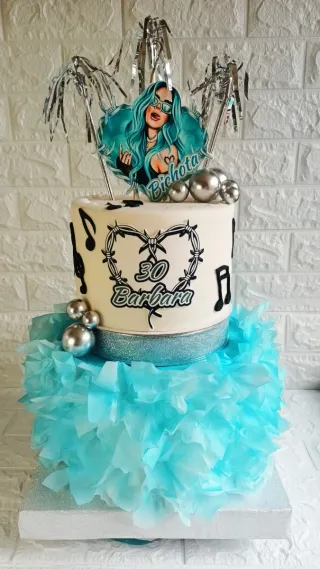 Tarta temática Bichota personalizada Karol G