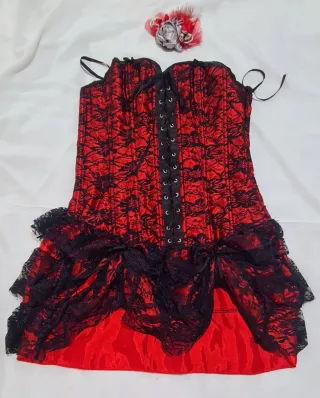 Vestido gótico rojo y negro