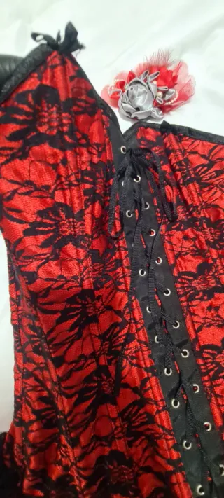 Vestido gótico rojo y negro