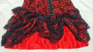 Vestido gótico rojo y negro