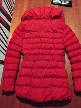 Piumino rosso con cintura