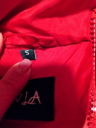 Piumino rosso con cintura