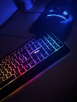 Tastiere RGB Trust + Mouse e Tappetino