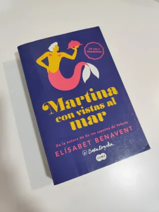 Martina con vistas al mar.