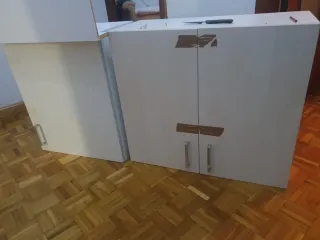 Muebles de cocina blancos y marrones