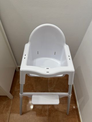 Trona de plástico blanca