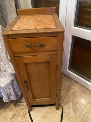 Comodino vintage in legno con piano in marmo