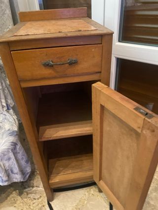 Comodino vintage in legno con piano in marmo