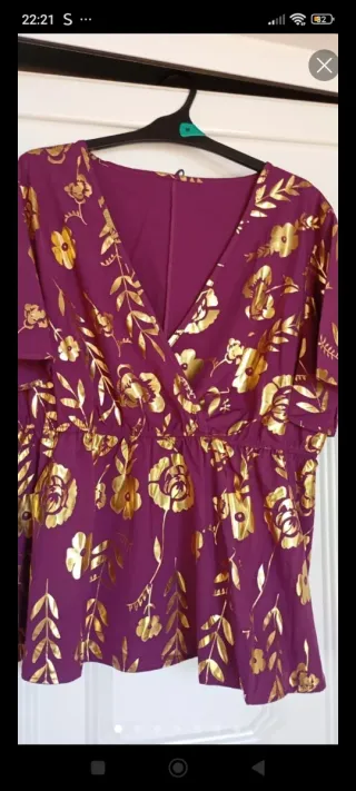 Blusa fiesta morada con estampado dorado