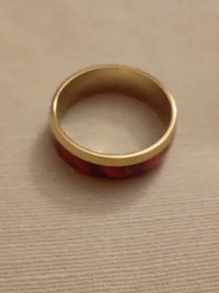 Anillo dorado con incrustación