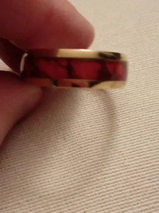 Anillo dorado con incrustación