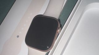 Apple Watch Series 11 Beige/Dorado
