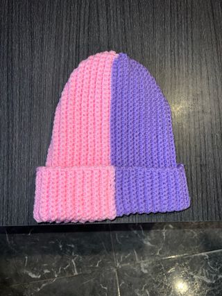 Gorro tejido morado y rosa