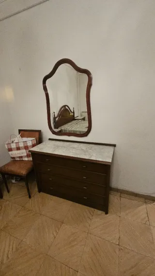 Cómoda de madera oscura con espejo