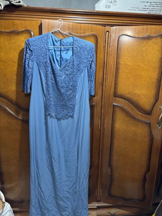 Vestido de fiesta azul con encaje