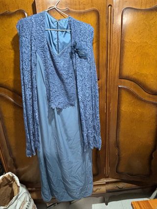 Vestido de fiesta azul con encaje