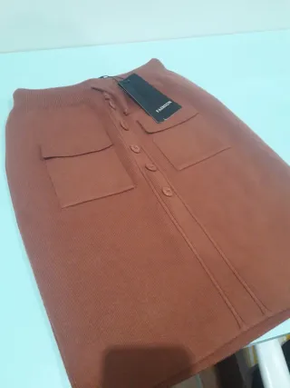 Falda de punto color cazuela.