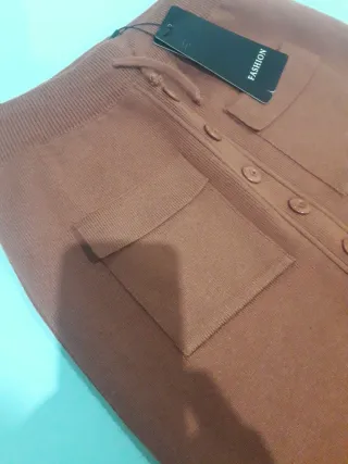 Falda de punto color cazuela.