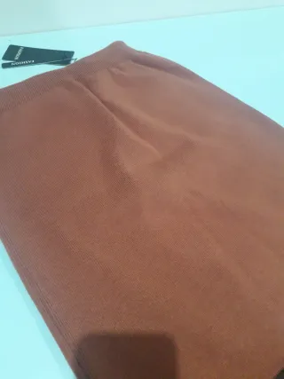 Falda de punto color cazuela.