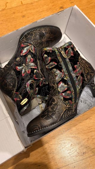 Botines Laura Vita Piel Bordados Lentejuelas 39